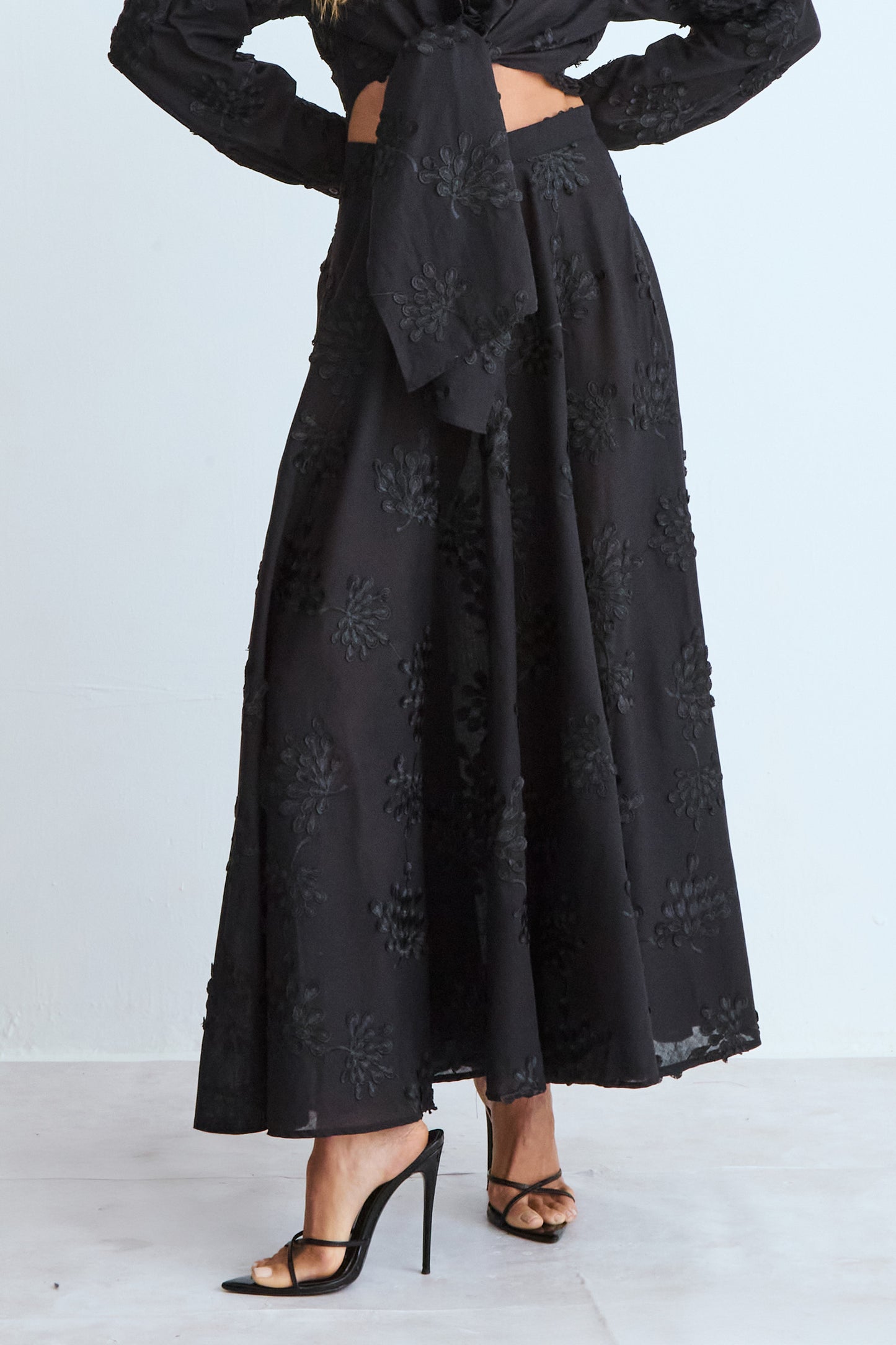 SAIA MIDI AMPLA COM COS MEDIO COM BORDADO PRETO