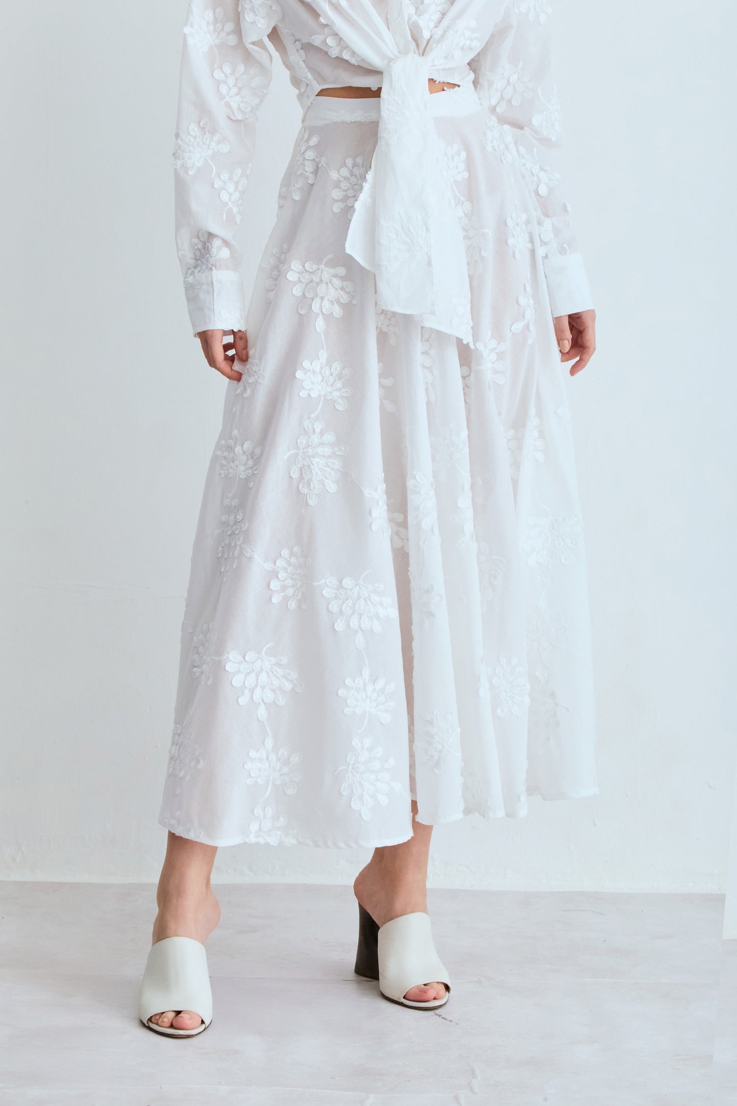 SAIA MIDI AMPLA COM COS MEDIO COM BORDADO OFF WHITE