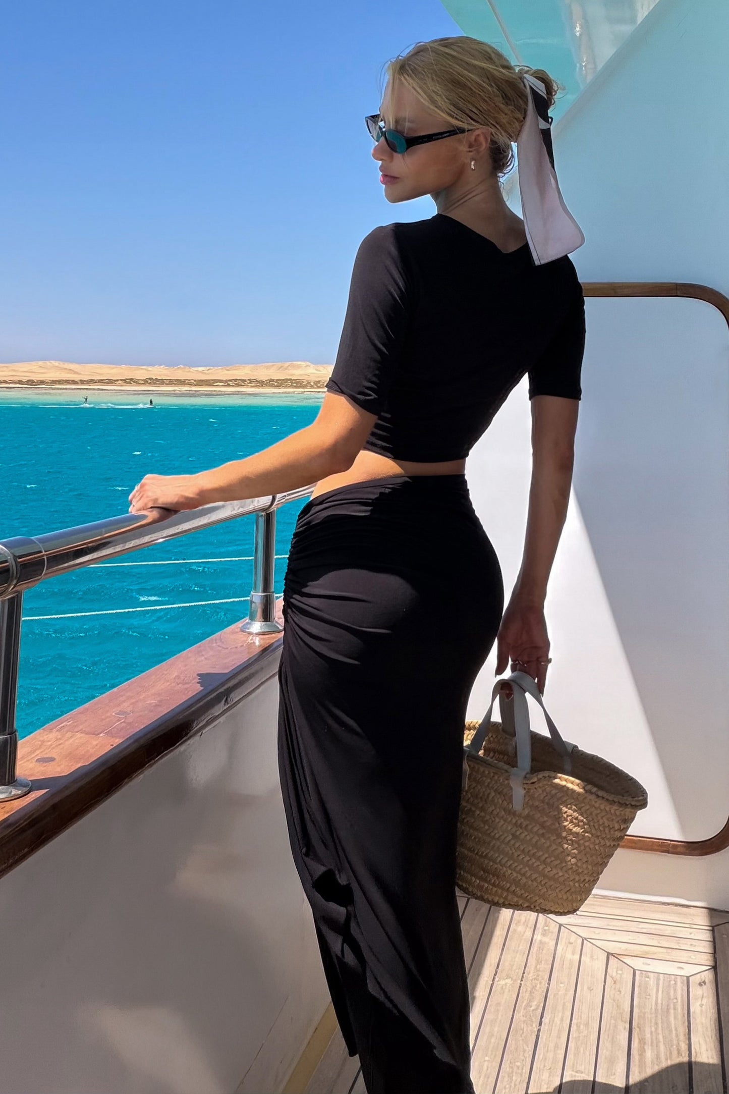 SAIA MIDI ALONGADA COM DRAPEADOS E VOLUME LATERAL PRETO