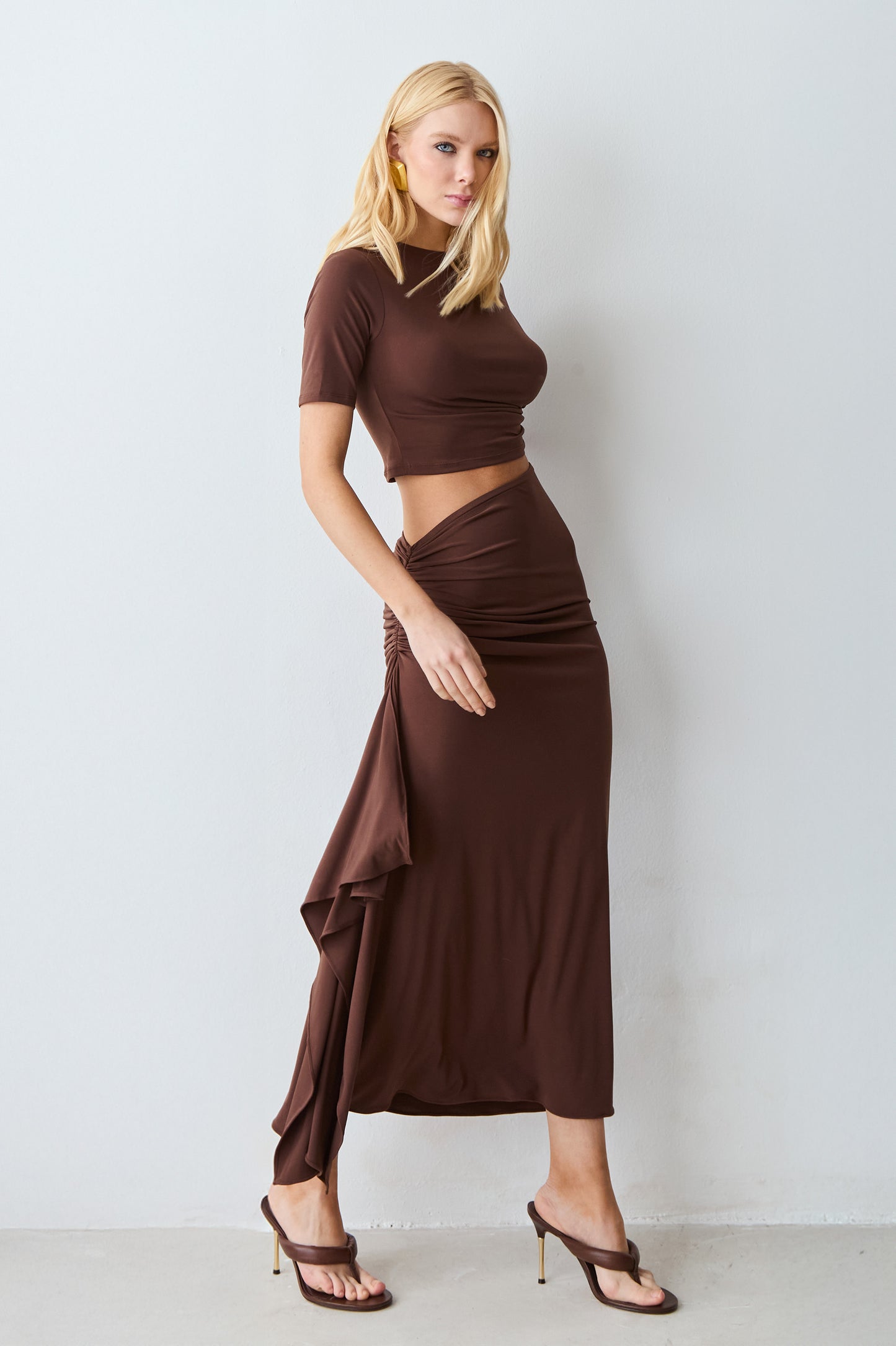 SAIA MIDI ALONGADA COM DRAPEADOS E VOLUME LATERAL MARROM ESCURO