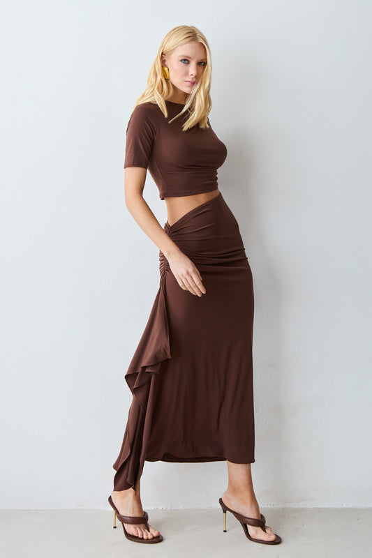 SAIA MIDI ALONGADA COM DRAPEADOS E VOLUME LATERAL MARROM ESCURO