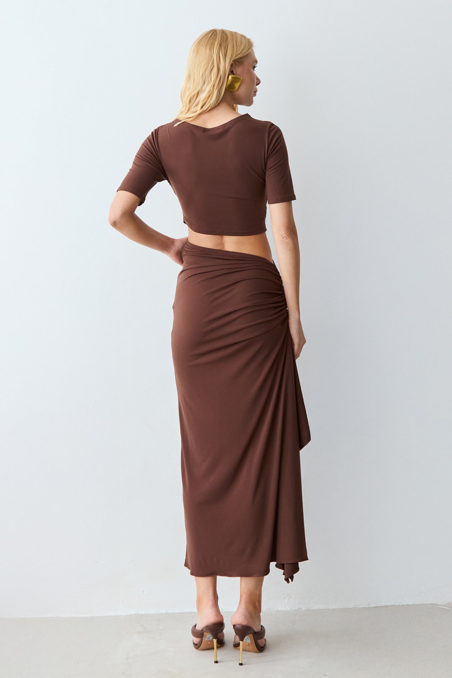 SAIA MIDI ALONGADA COM DRAPEADOS E VOLUME LATERAL MARROM ESCURO