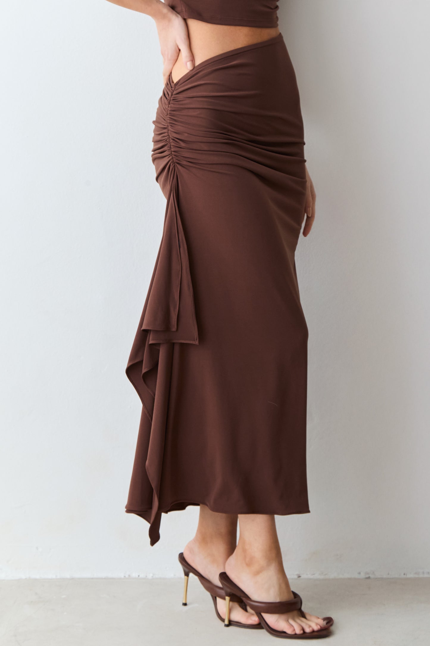 SAIA MIDI ALONGADA COM DRAPEADOS E VOLUME LATERAL MARROM ESCURO