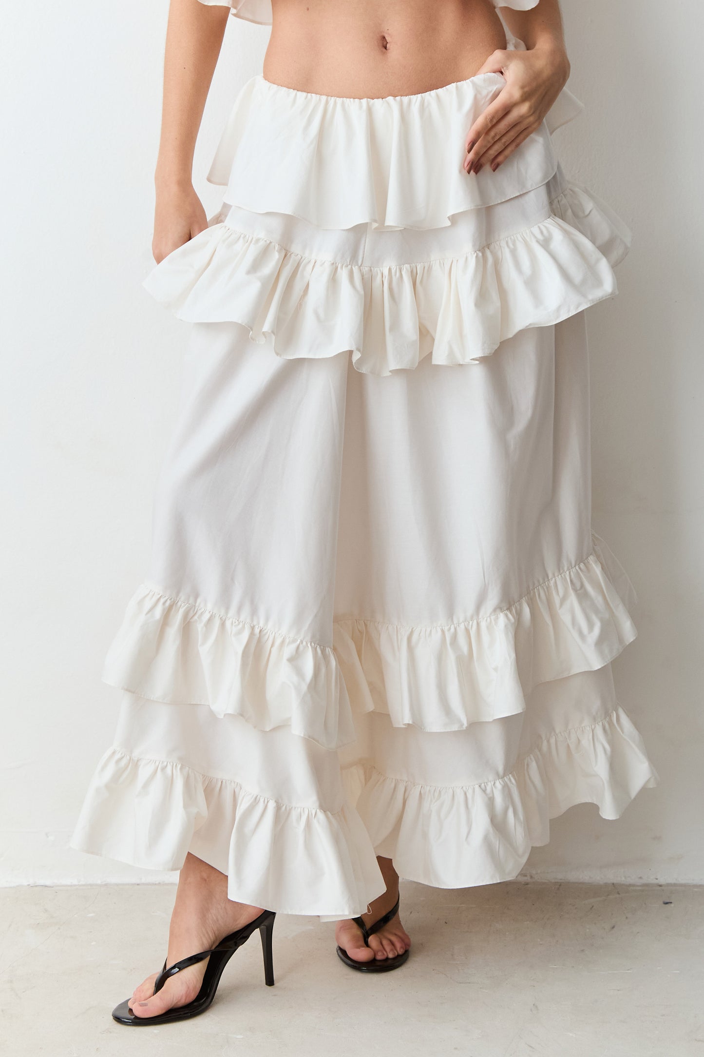 SAIA MIDI COM VOLUME E BABADOS OFF WHITE
