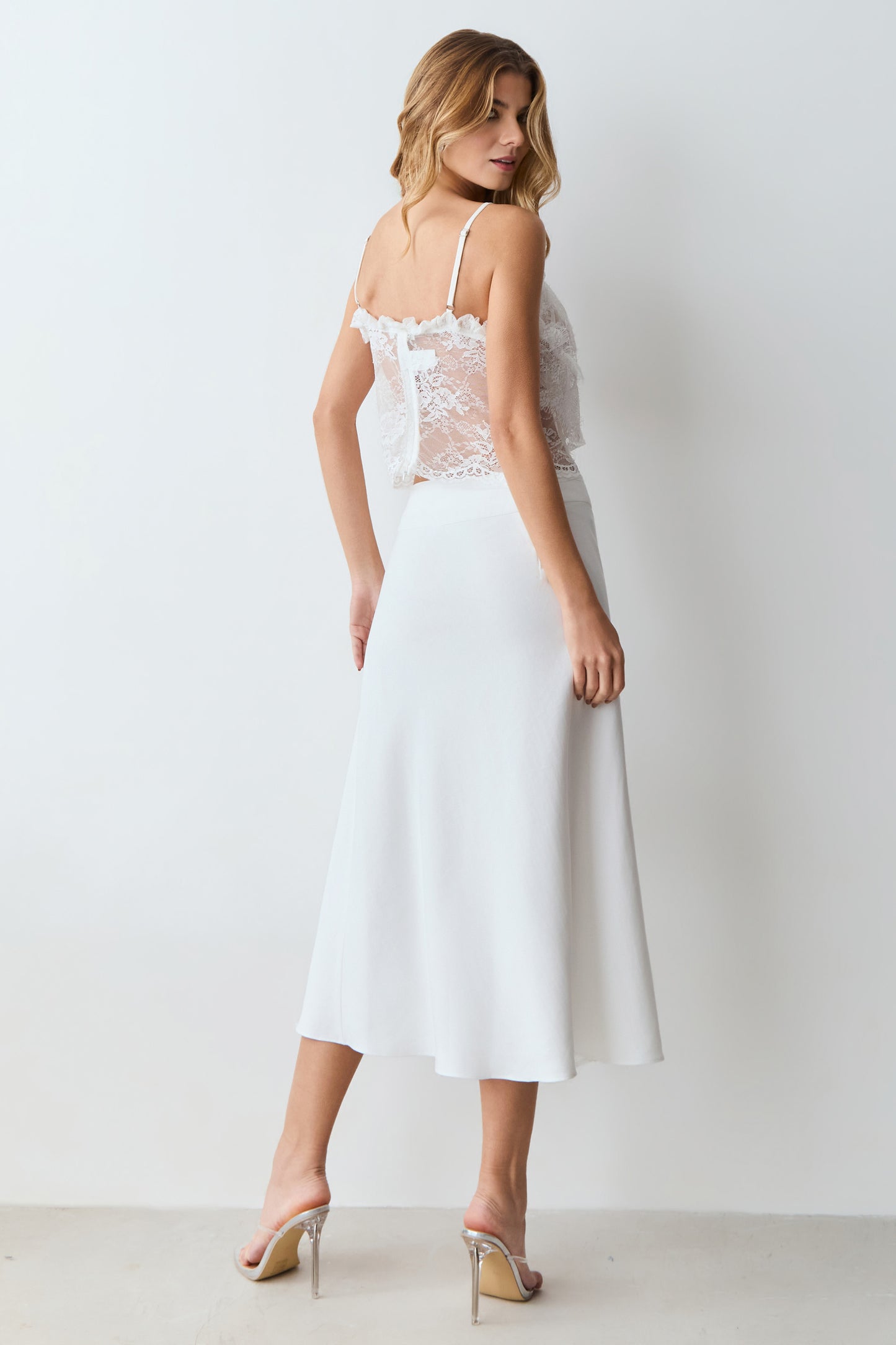 SAIA MIDI RECORTE CINTURA BARRA ASSIMETRE COM RENDA OFF WHITE