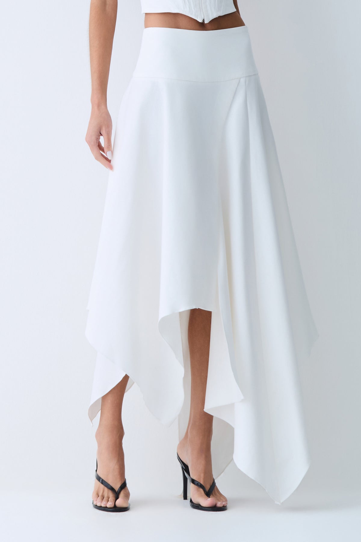 SAIA MIDI COS LARGO E BARRA COM ASSIMETRIA OFF WHITE