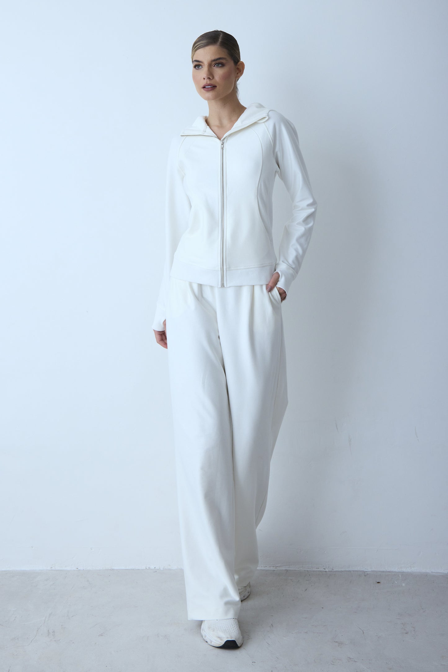 CALCA RETA DE MOLETOM PREGAS FRONTAL E BOLSO COSTAS OFF WHITE