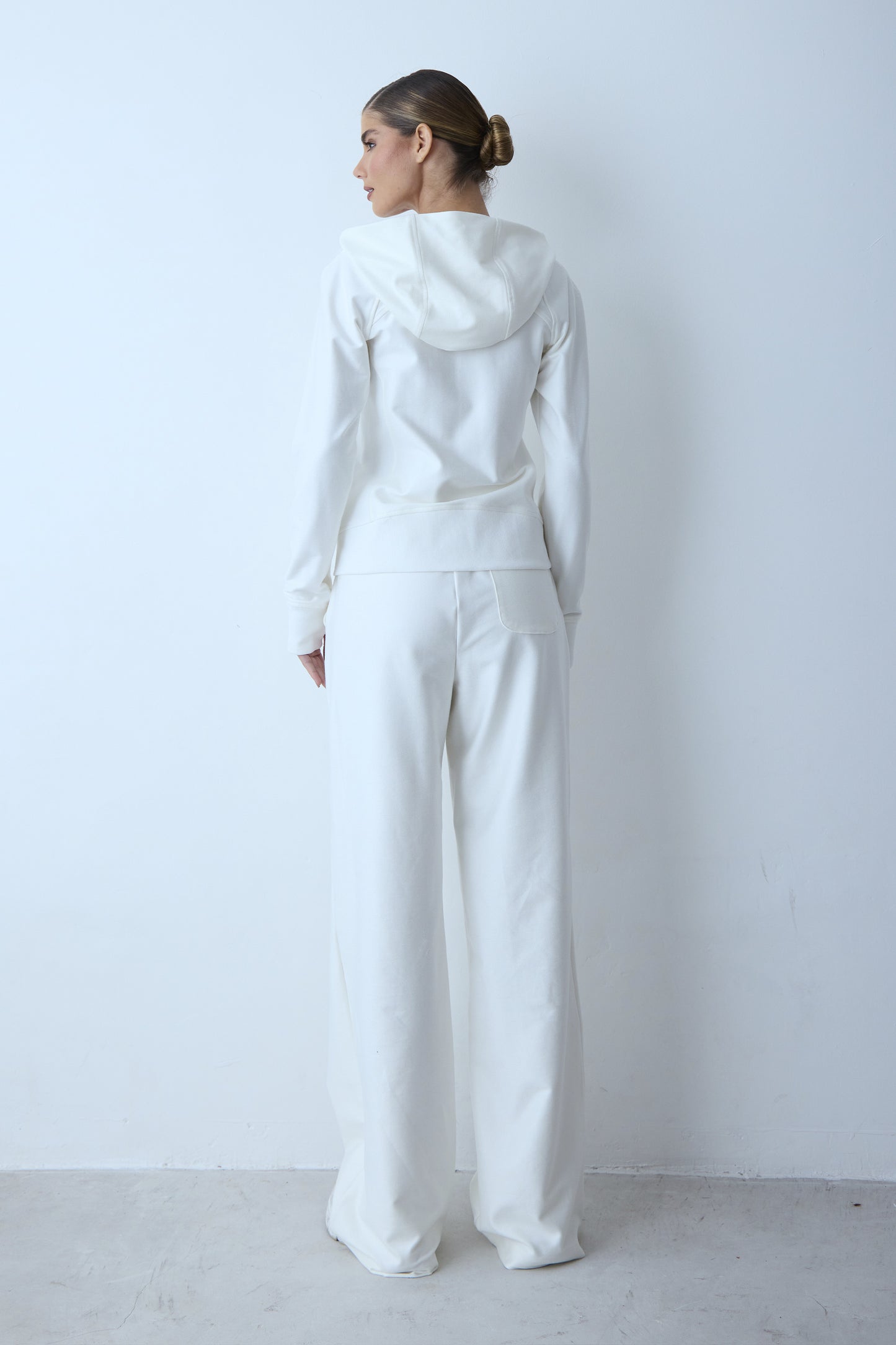 CALCA RETA DE MOLETOM PREGAS FRONTAL E BOLSO COSTAS OFF WHITE