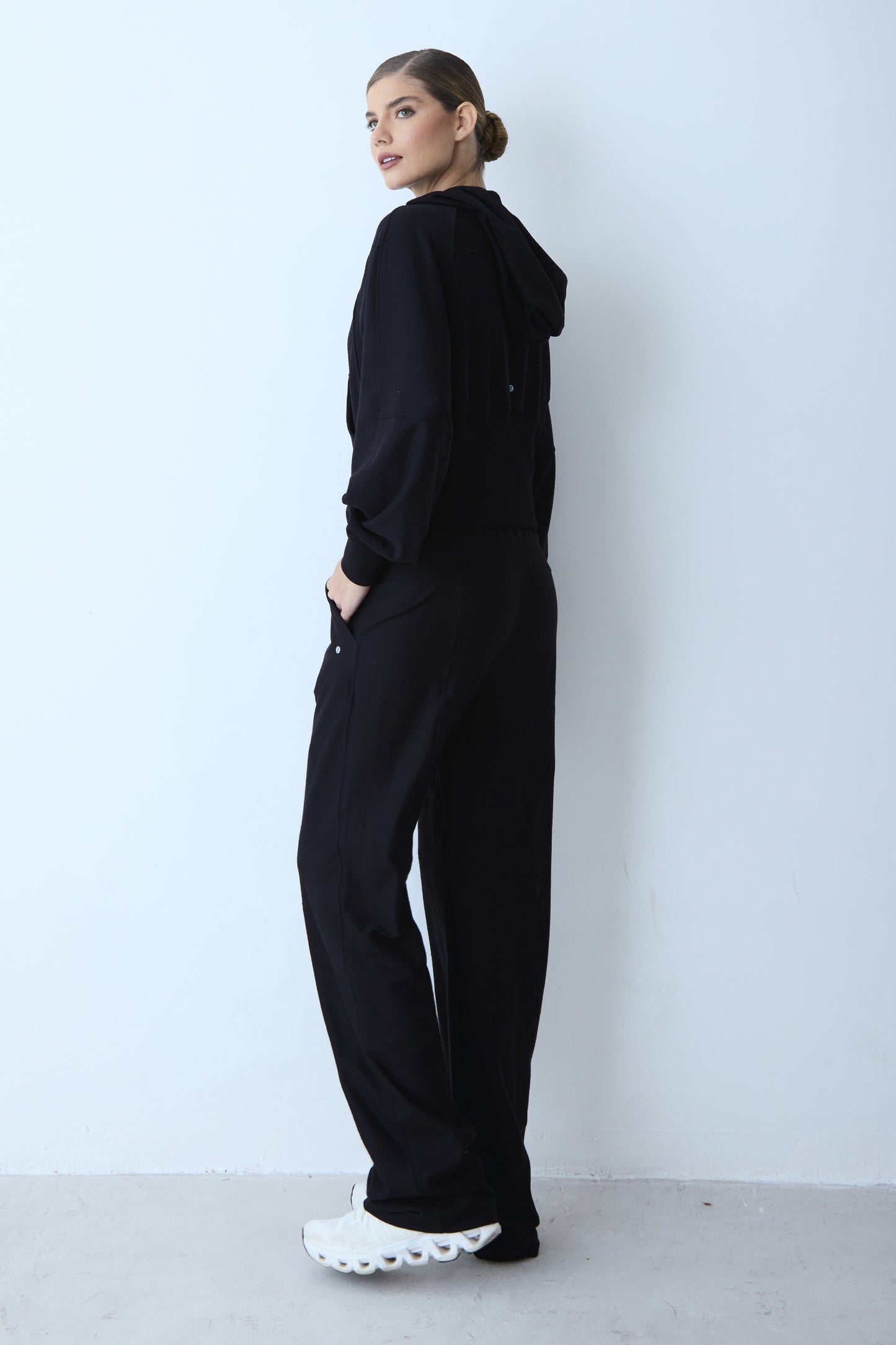 CALCA RETA DE MOLETOM COM ELASTICO NA CINTURA PRETO