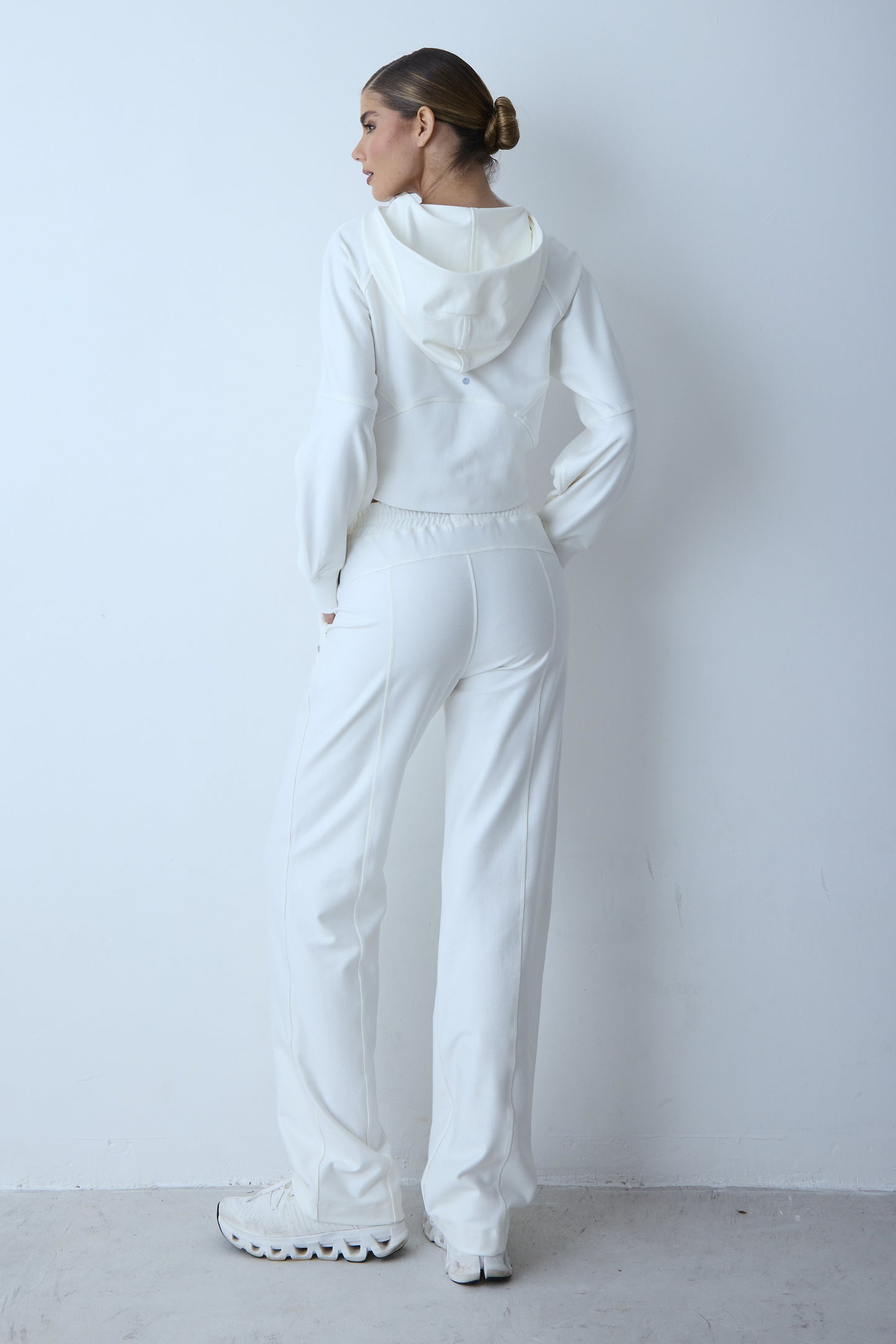 CALCA RETA DE MOLETOM COM ELASTICO NA CINTURA OFF WHITE