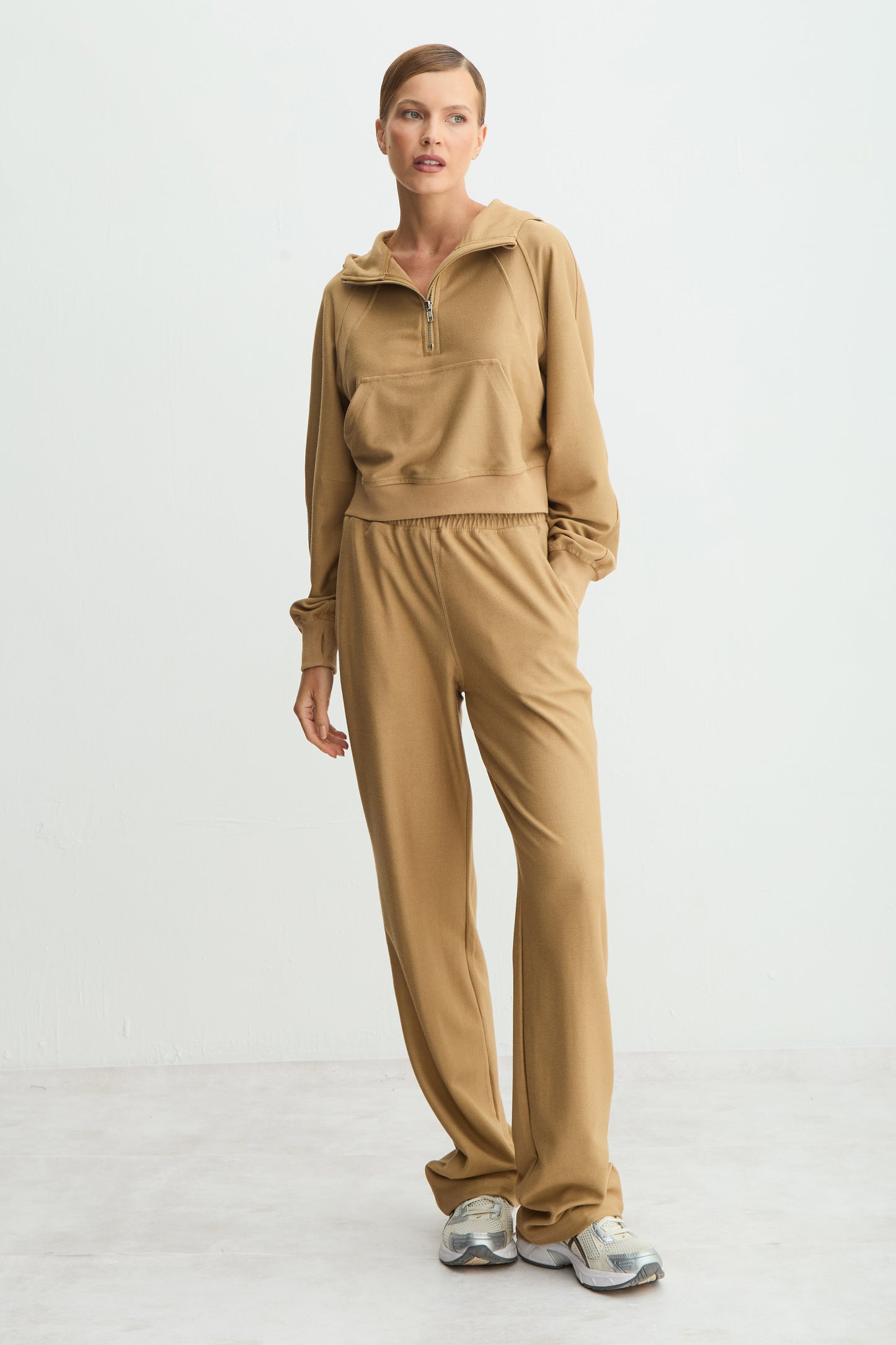 CALCA RETA DE MOLETOM COM ELASTICO NA CINTURA KAKI