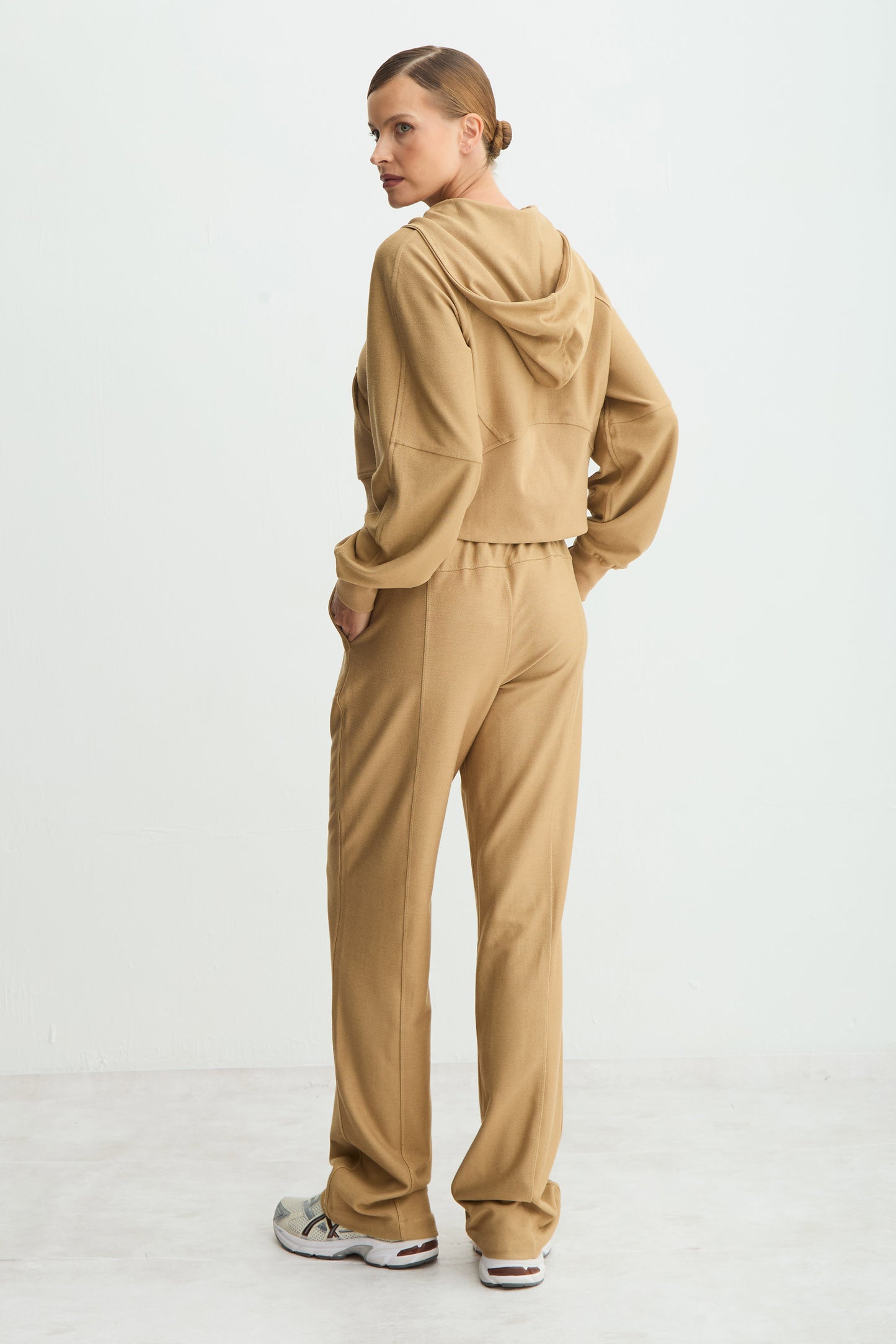 CALCA RETA DE MOLETOM COM ELASTICO NA CINTURA KAKI