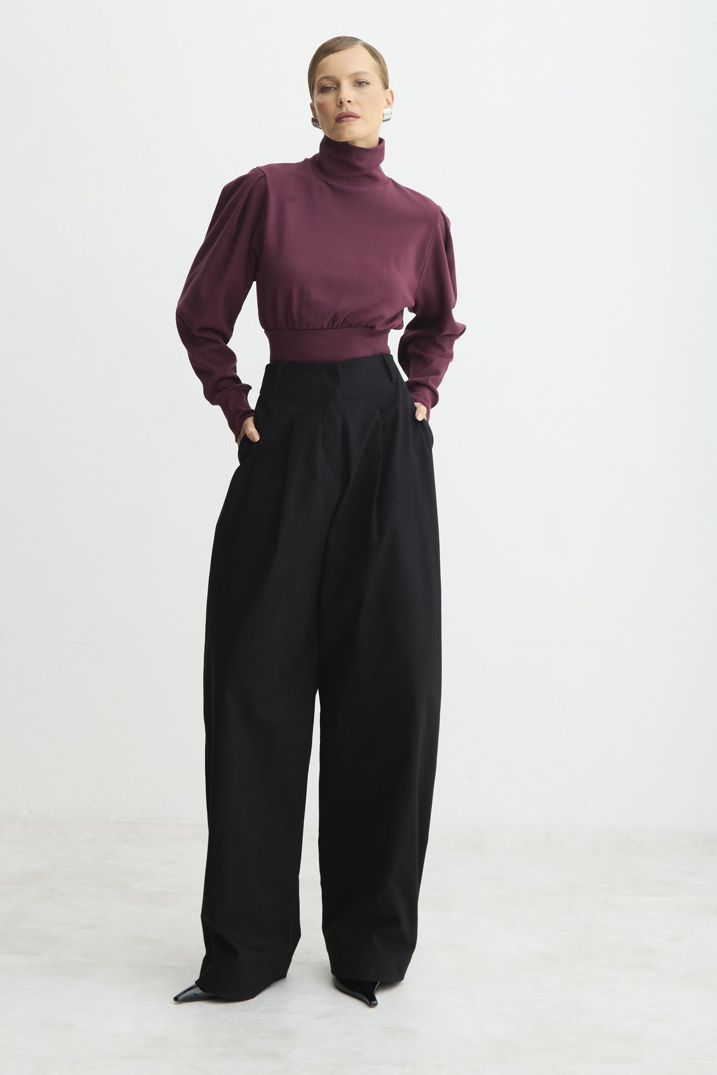 BLUSA MANGA LONGA GOLA ALTA AJUSTADA NA CINTURA VINHO