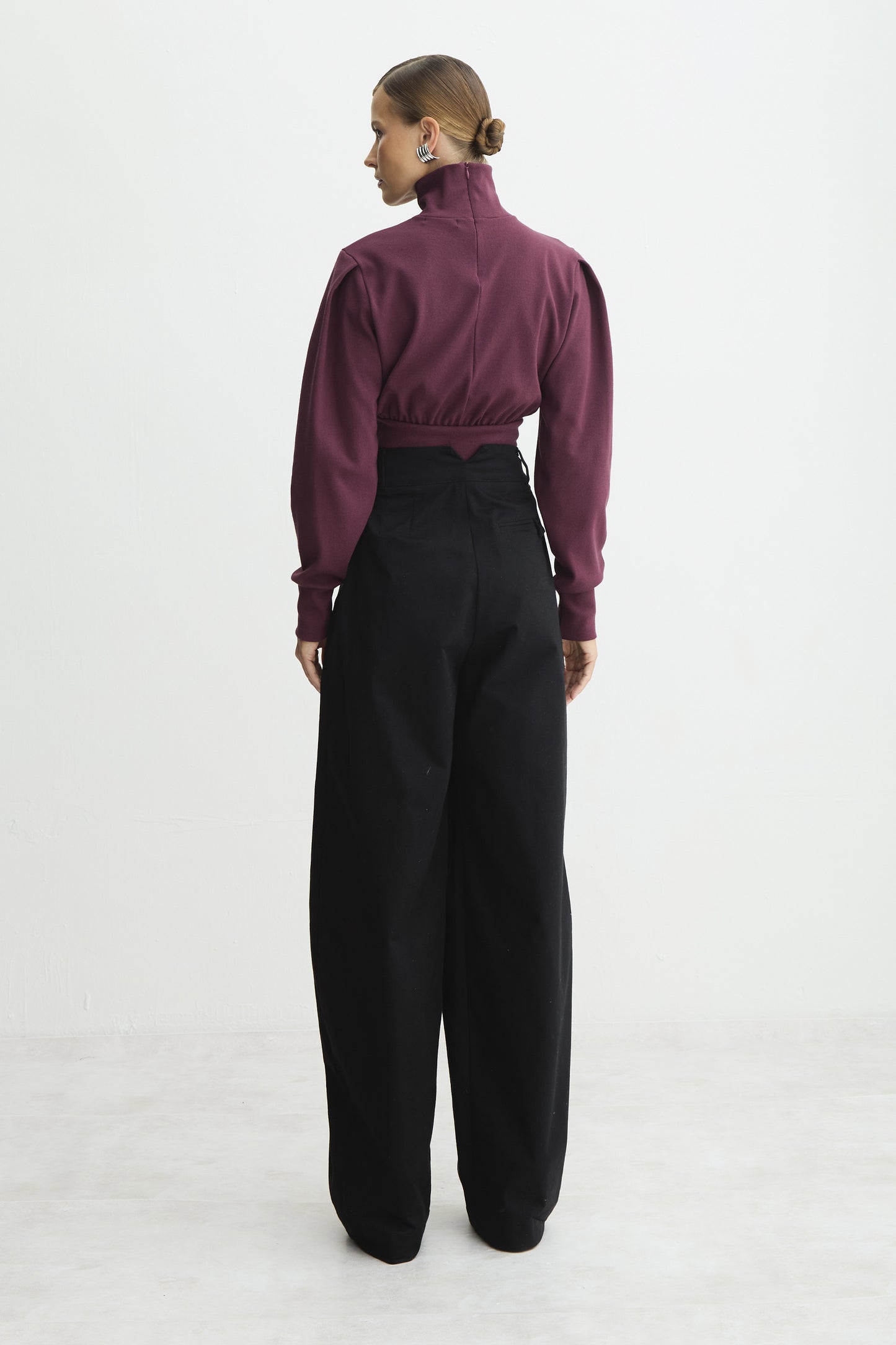 CALCA BAGGY PREGA FRONTAL RECORTE V COSTAS PRETO