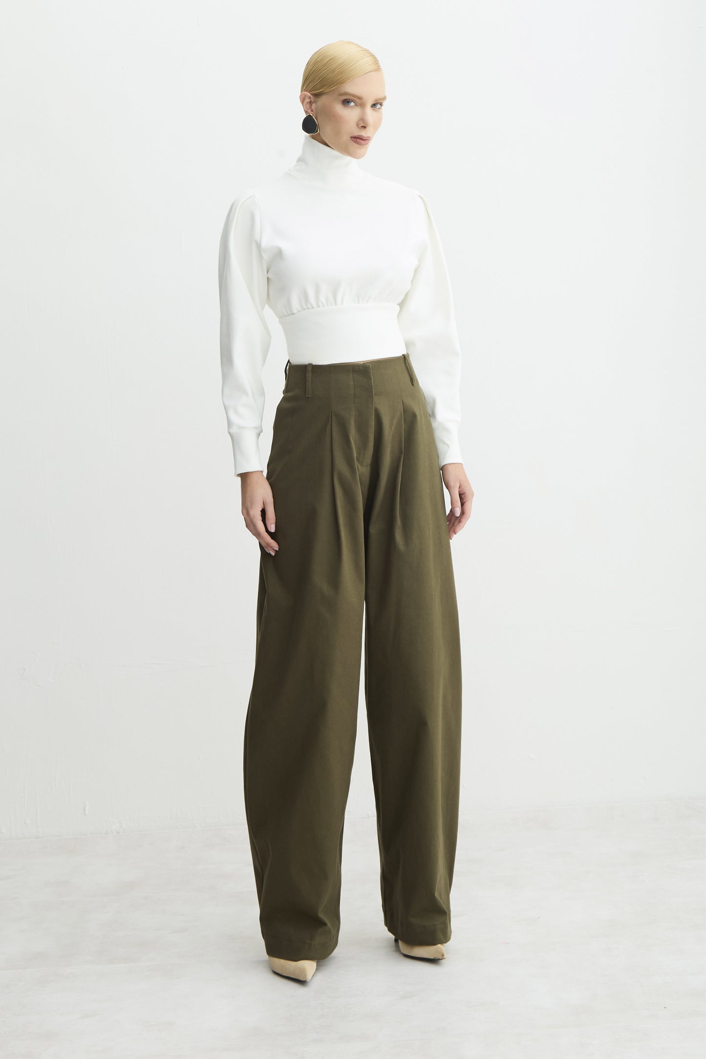 BLUSA MANGA LONGA GOLA ALTA AJUSTADA NA CINTURA OFF WHITE