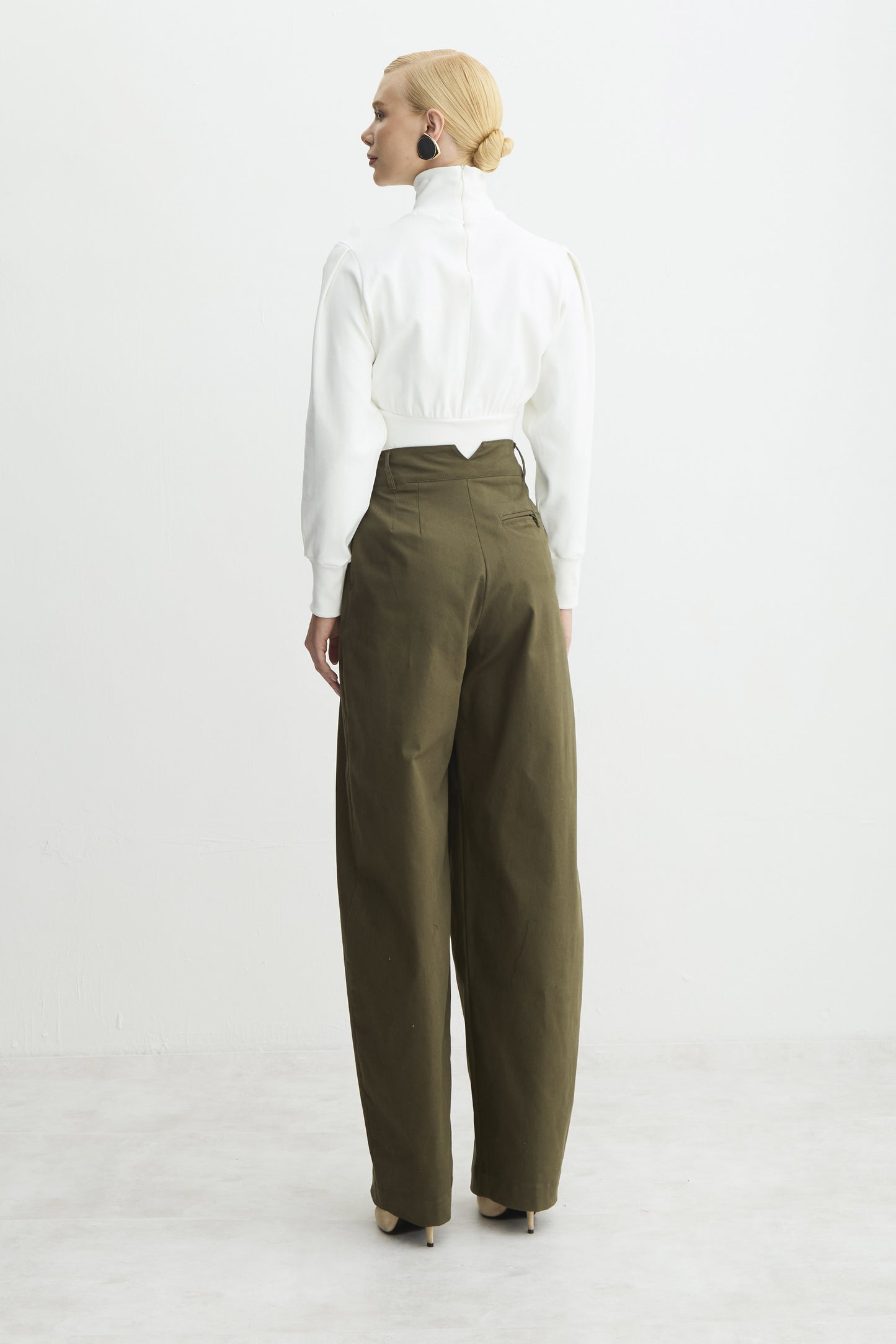 CALCA BAGGY PREGA FRONTAL RECORTE V COSTAS VERDE MILITAR