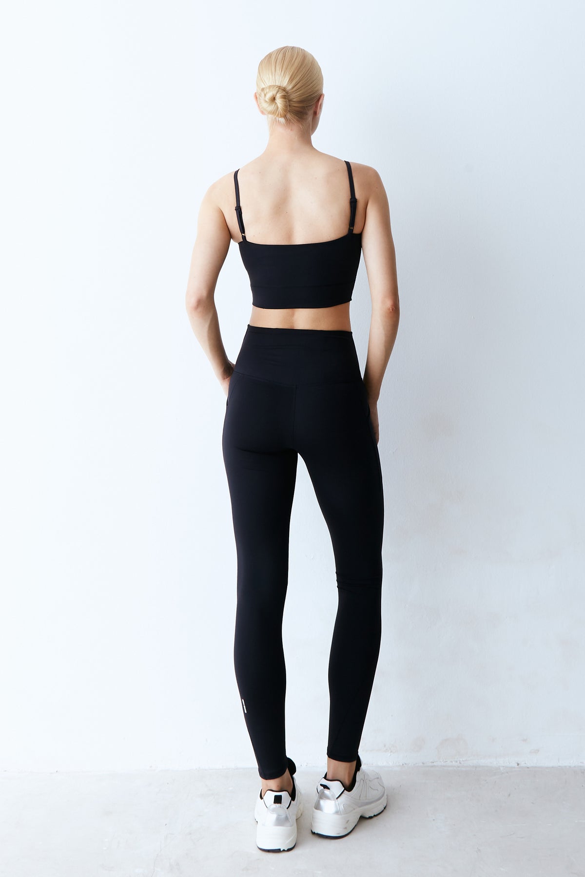 CALCA LEGGING RECORTES COM PESPONTOS DUPLO PRETO