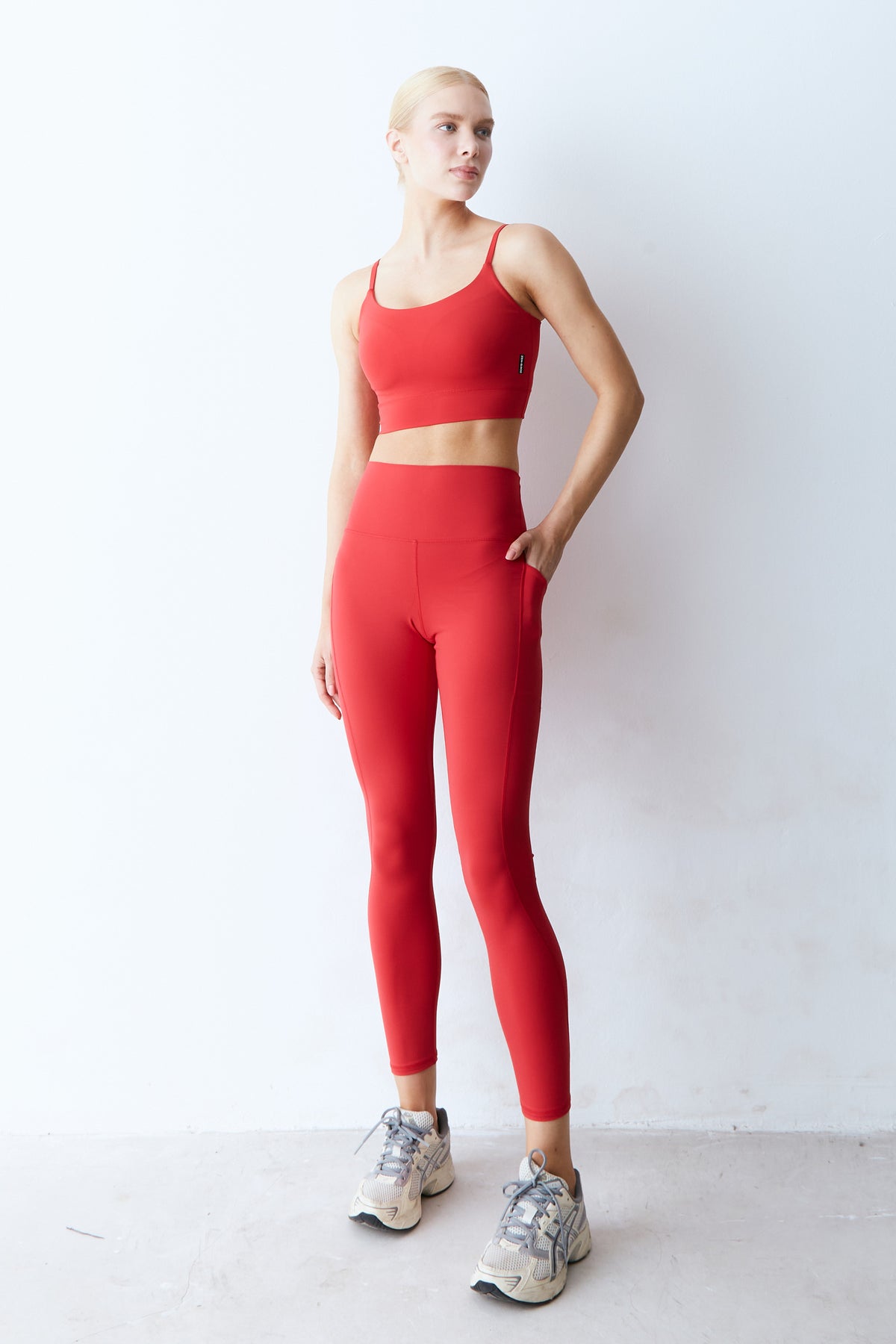 CALCA LEGGING RECORTES COM PESPONTOS DUPLO VERMELHO