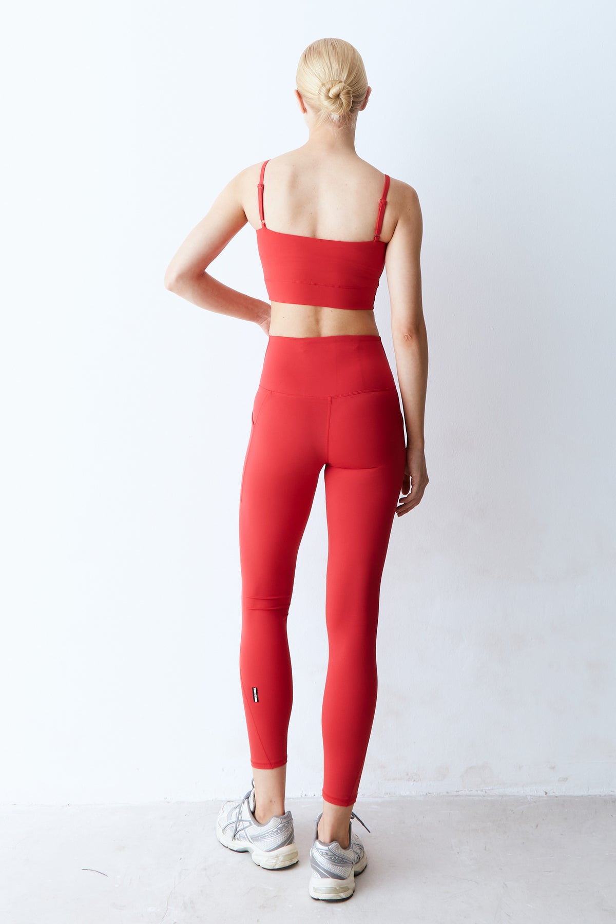 CALCA LEGGING RECORTES COM PESPONTOS DUPLO VERMELHO
