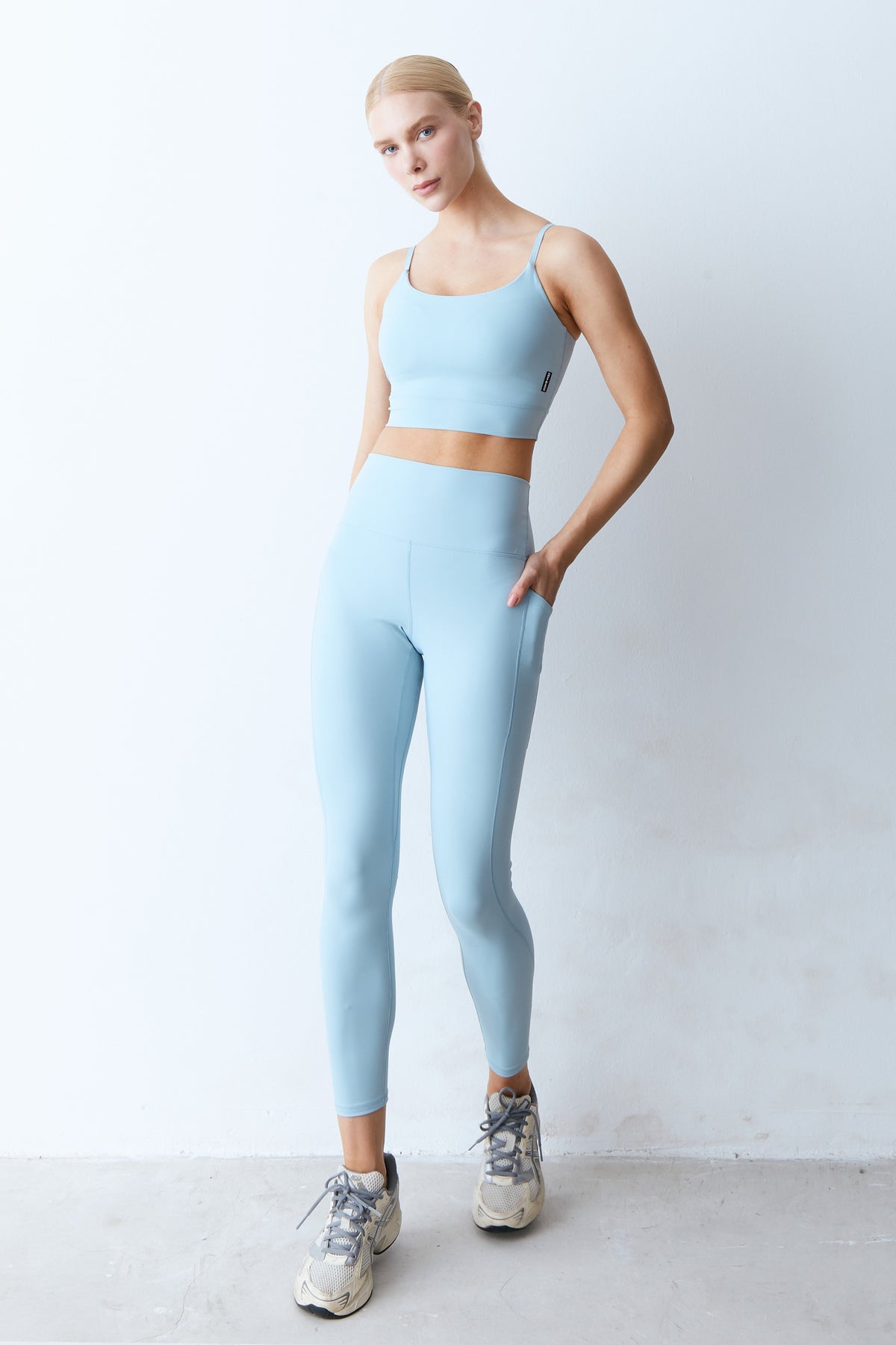 CALCA LEGGING RECORTES COM PESPONTOS DUPLO AZUL CLARO