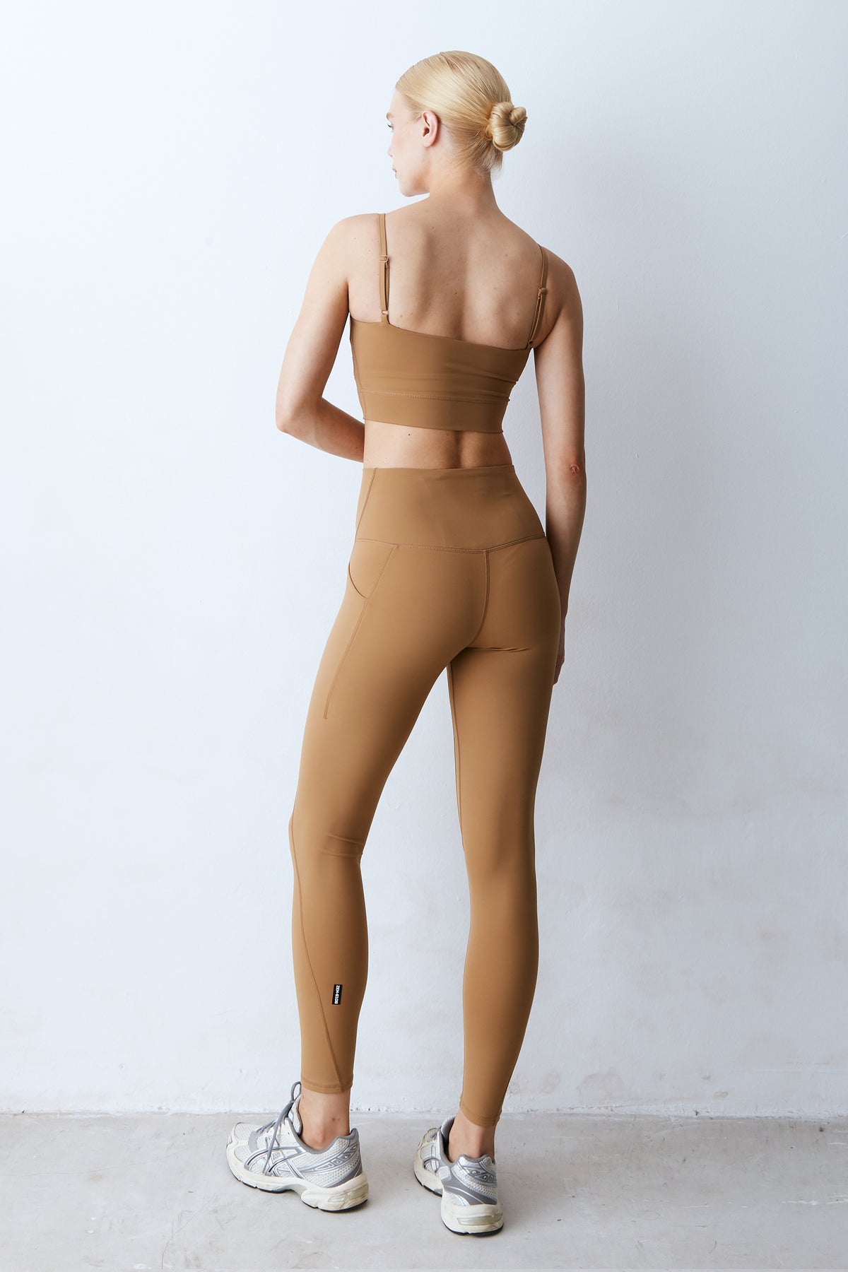 CALCA LEGGING RECORTES COM PESPONTOS DUPLO MARROM