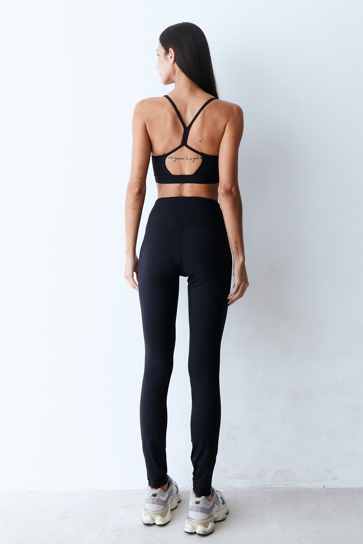 CALCA LEGGING COM RECORTE PESPONTADO COS PRETO