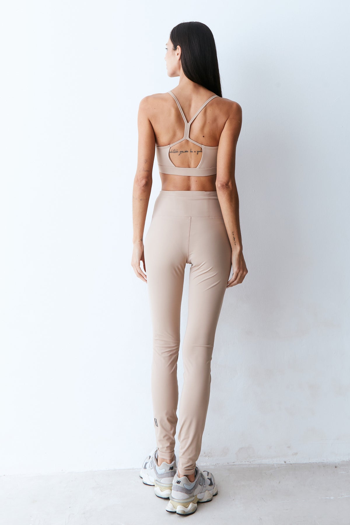 CALCA LEGGING COM RECORTE PESPONTADO COS KAKI