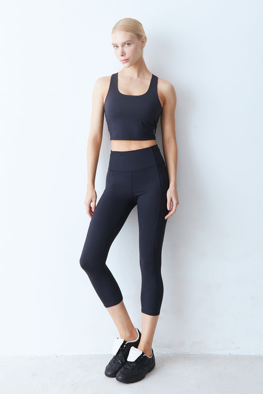 CALCA LEGGING COS MEDIO RECORTE E BOLSOS PESPONTADOS PRETO