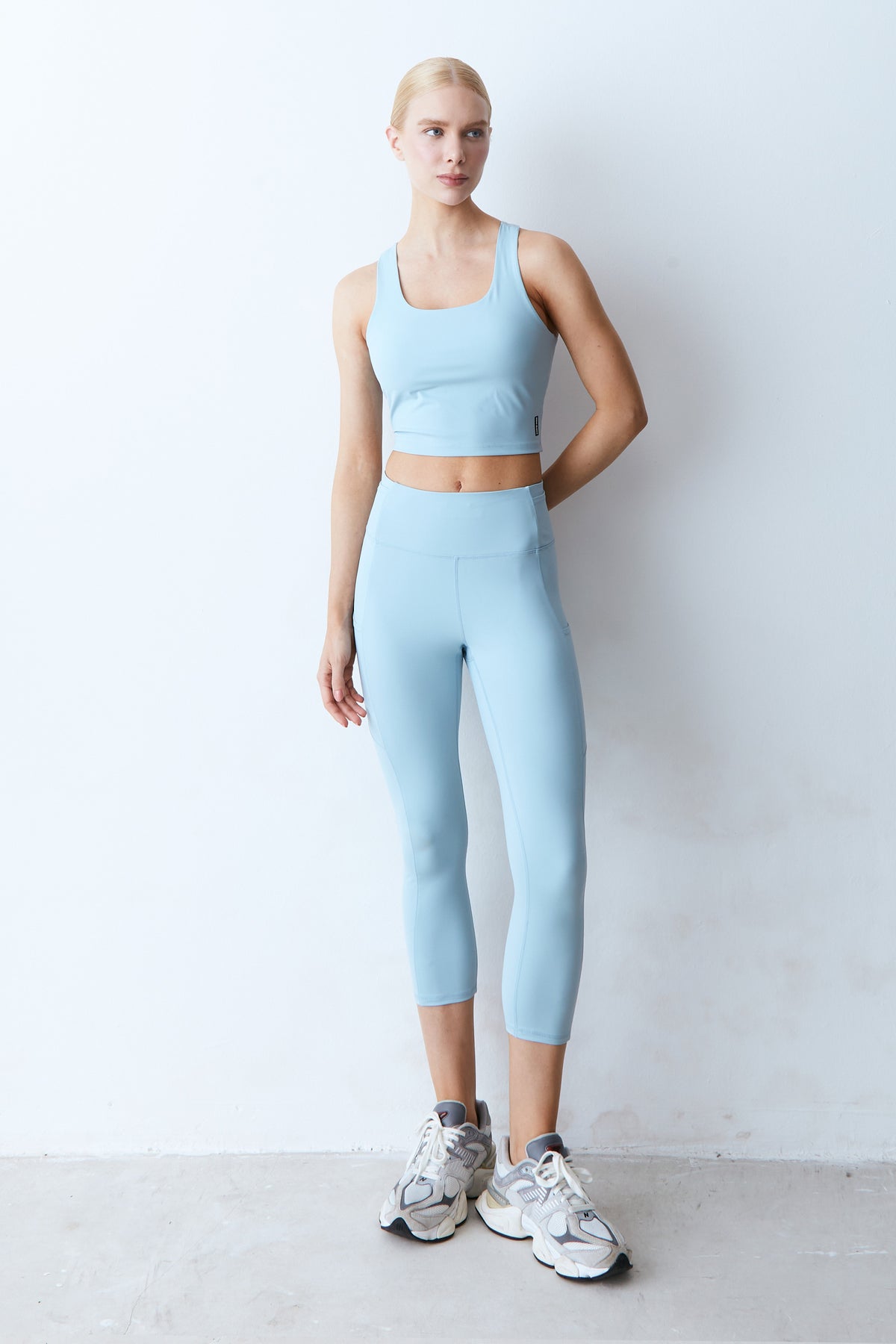 CALCA LEGGING COS MEDIO RECORTE E BOLSOS PESPONTADOS AZUL CLARO