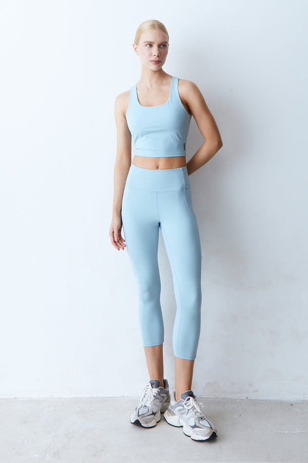 CALCA LEGGING COS MEDIO RECORTE E BOLSOS PESPONTADOS AZUL CLARO