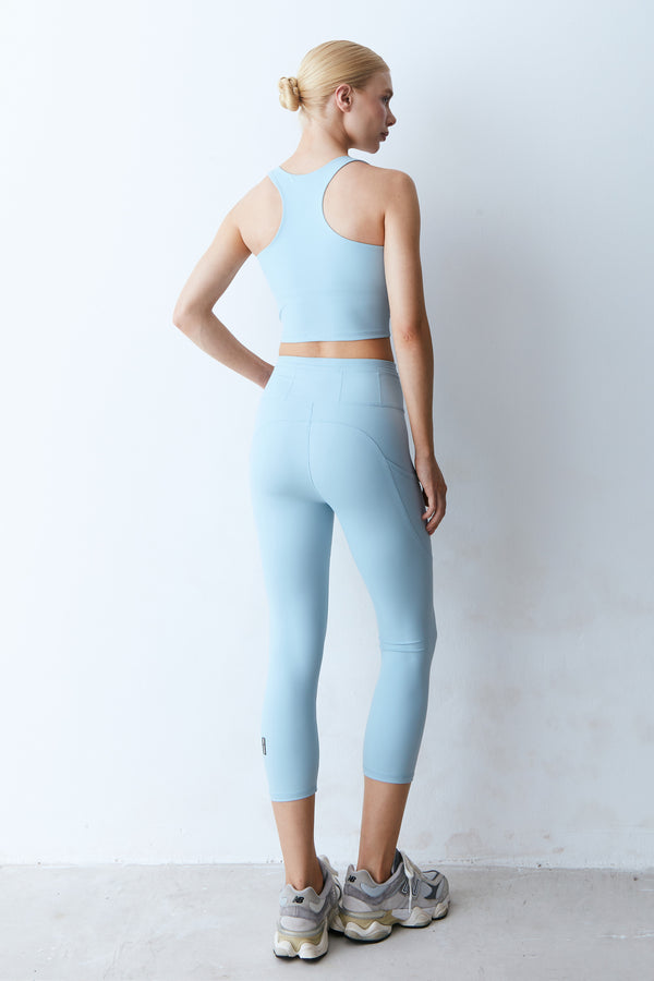 CALCA LEGGING COS MEDIO RECORTE E BOLSOS PESPONTADOS AZUL CLARO