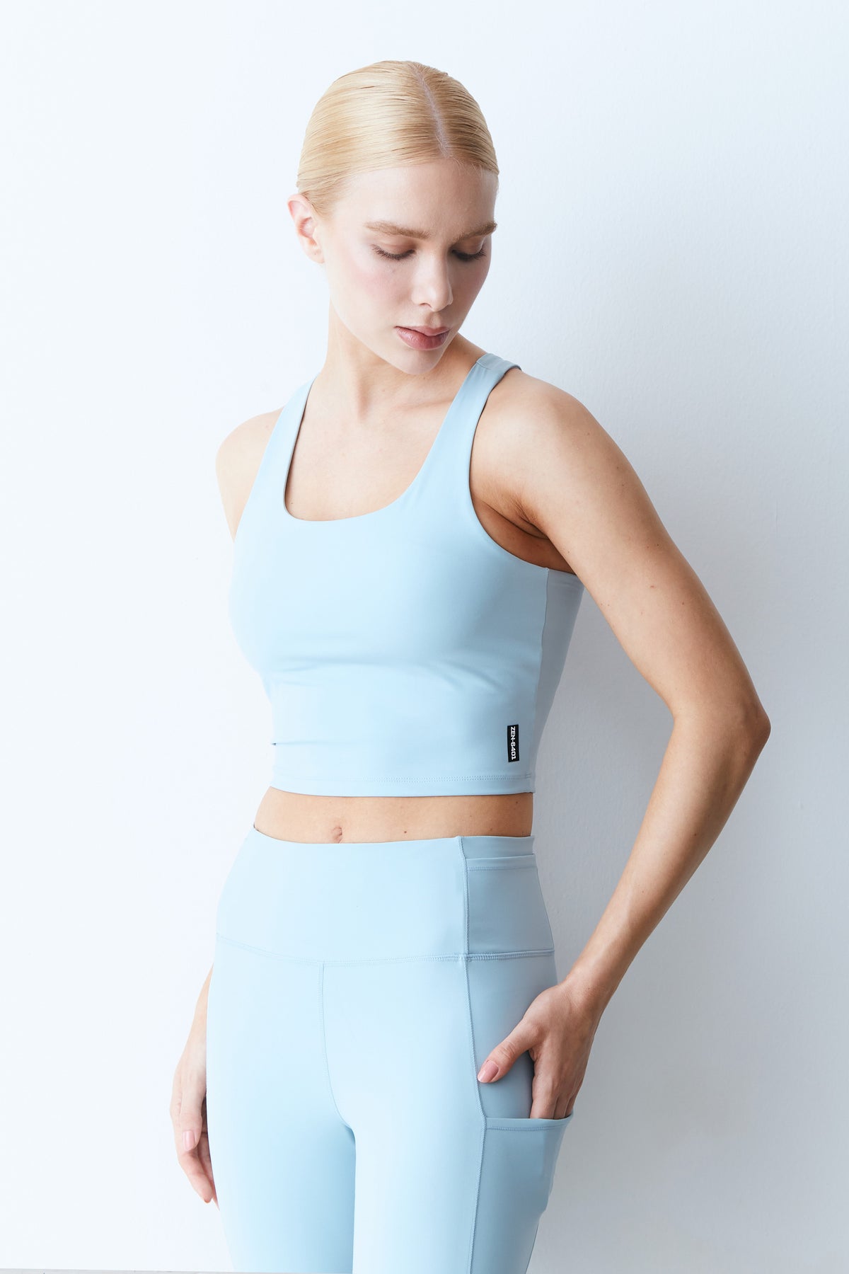 CALCA LEGGING COS MEDIO RECORTE E BOLSOS PESPONTADOS AZUL CLARO
