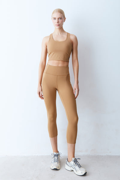 CALCA LEGGING COS MEDIO RECORTE E BOLSOS PESPONTADOS MARROM