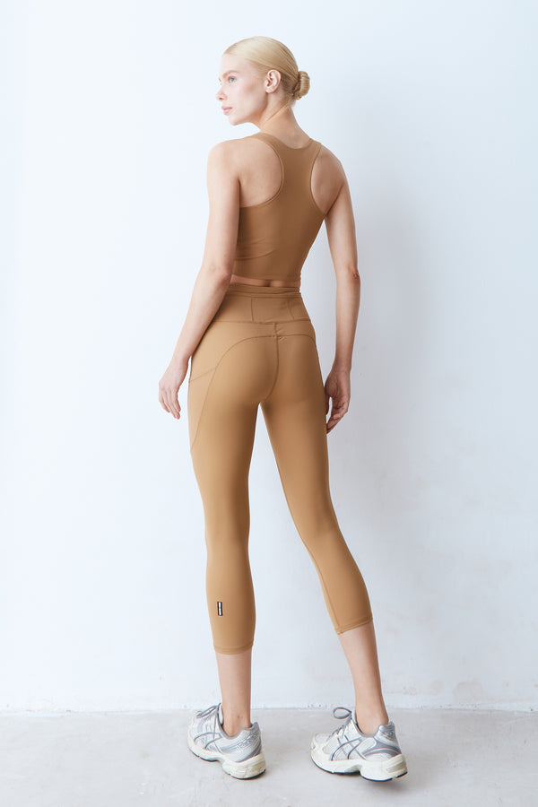 CALCA LEGGING COS MEDIO RECORTE E BOLSOS PESPONTADOS MARROM