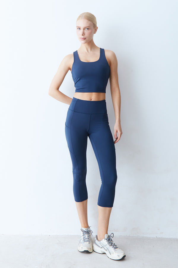 CALCA LEGGING COS MEDIO RECORTE E BOLSOS PESPONTADOS AZUL MARINHO