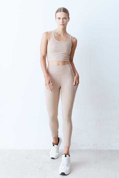 CALCA LEGGING COS MEDIO RECORTE E BOLSOS PESPONTADOS KAKI