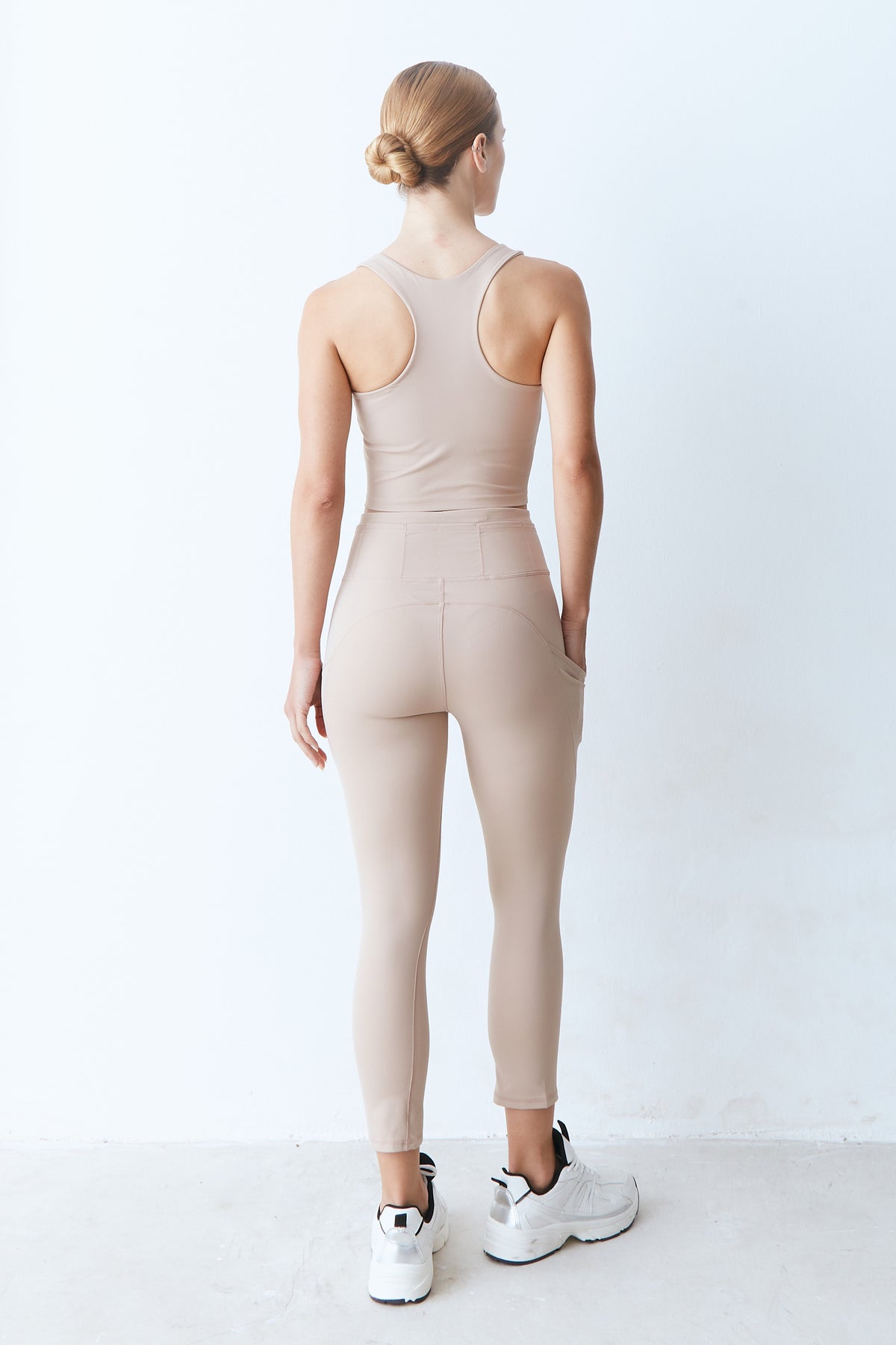 CALCA LEGGING COS MEDIO RECORTE E BOLSOS PESPONTADOS KAKI