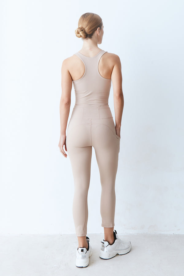 CALCA LEGGING COS MEDIO RECORTE E BOLSOS PESPONTADOS KAKI
