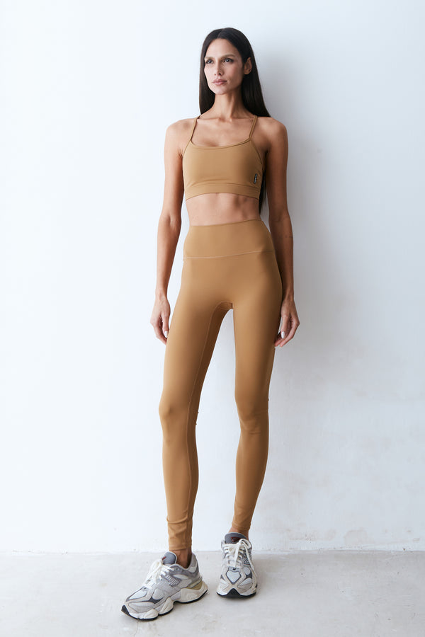 CALCA LEGGING COM COS LARGO MARROM