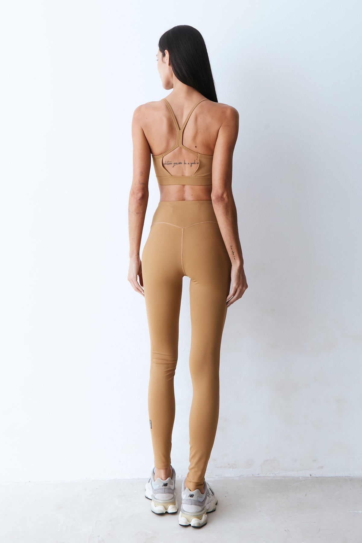 CALCA LEGGING COM COS LARGO MARROM