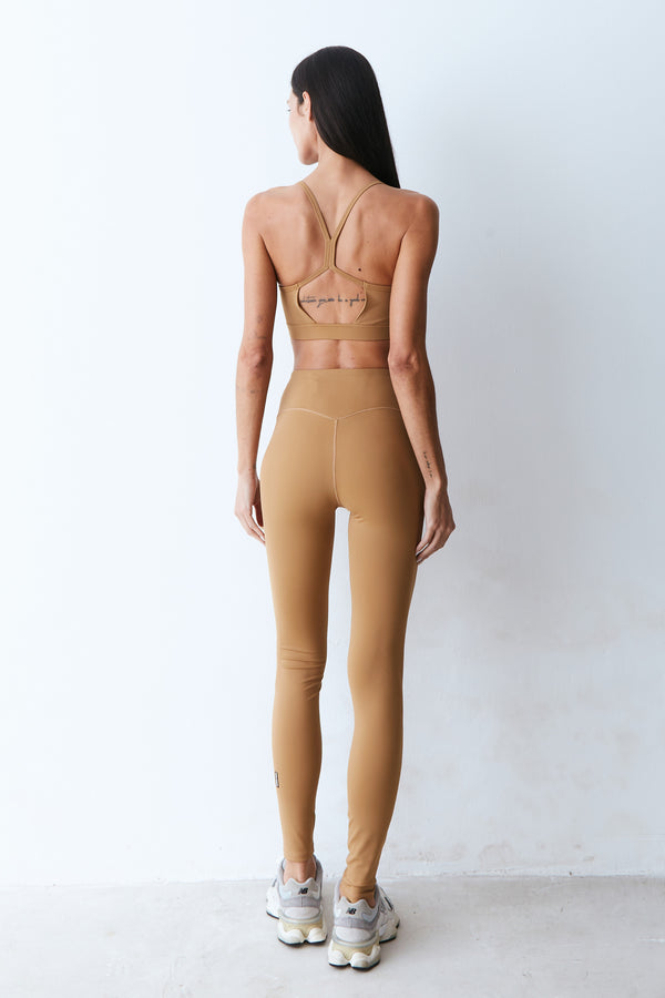 CALCA LEGGING COM COS LARGO MARROM