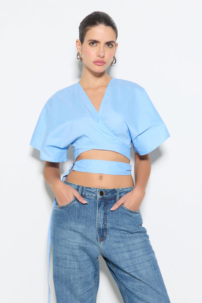 CROPPED MANGA CURTA TRANSPASSADO COM FIVELA AZUL BEBE