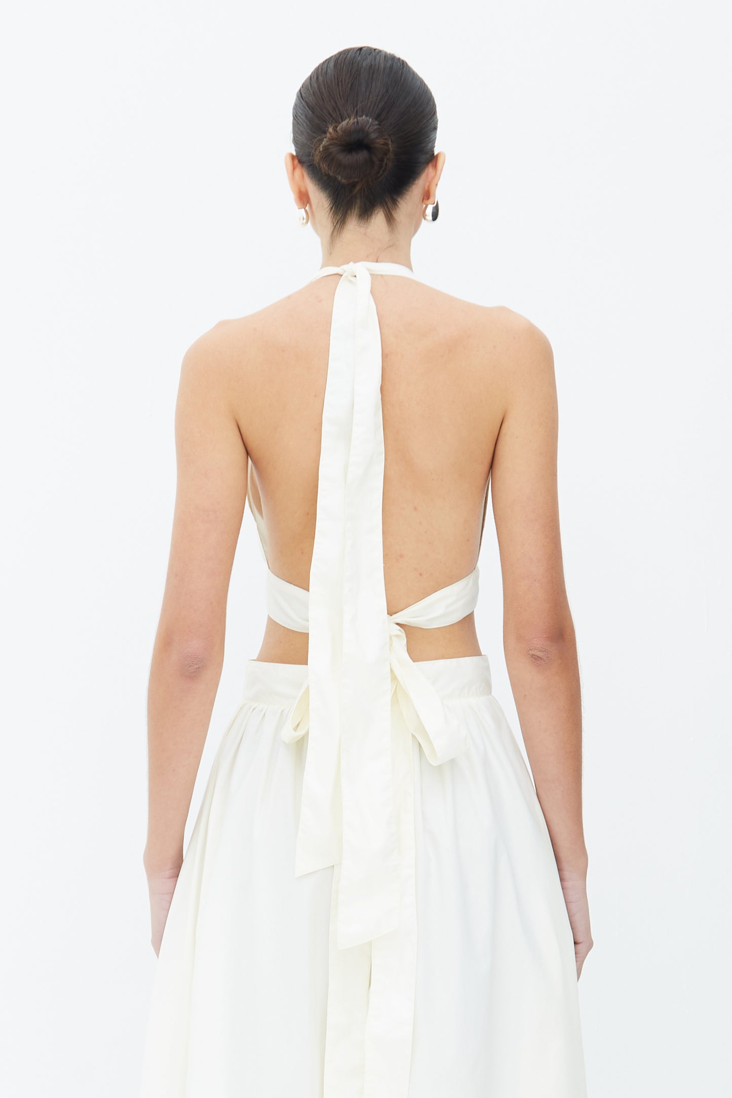 CROPPED FRENTE UNICA COM AMARRACAO COSTAS E PESCOCO CREME