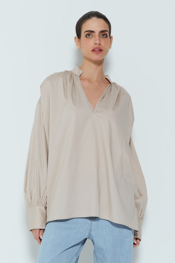 CAMISA MANGA COMPRIDA LISA COM DECOTE V KAKI CLARO