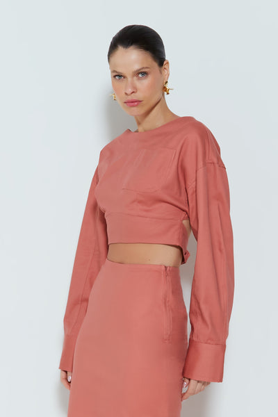 CROPPED MANGA LONGA COM ABERTURA NAS COSTAS E BOLSO FRONTAL ROSE ESCURO