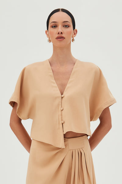 BLUSA MANGA CURTA COM BARRA ASSIMETRICA E BOTOES KAKI CLARO