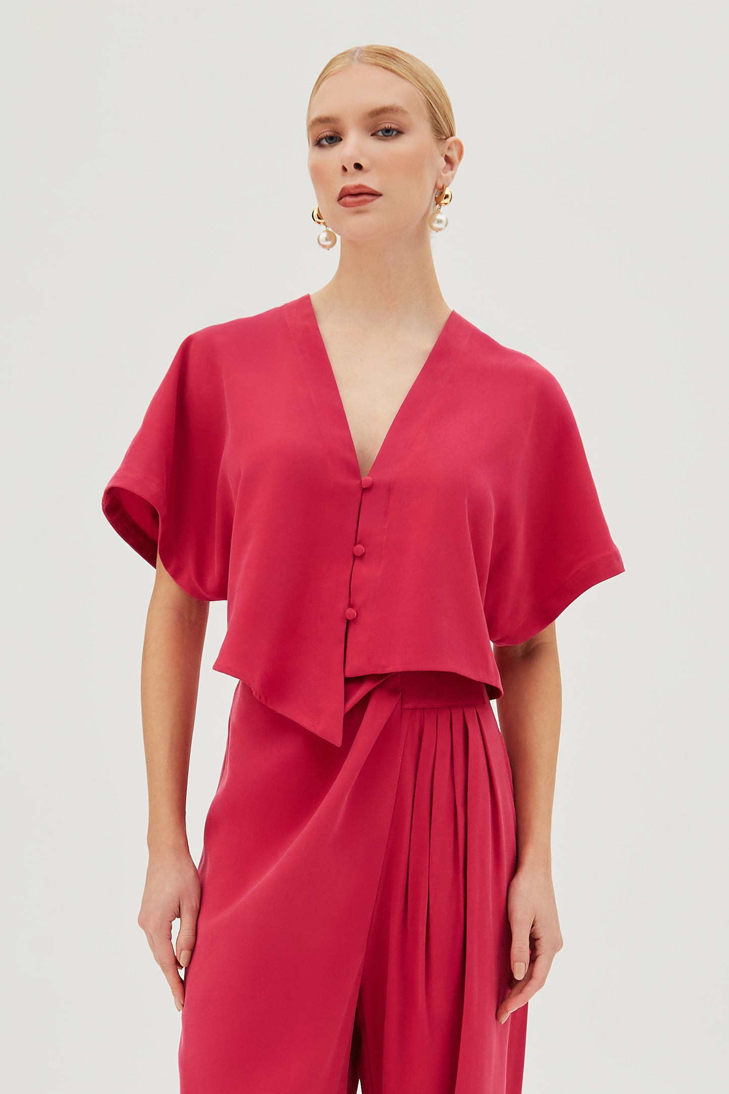 BLUSA MANGA CURTA COM BARRA ASSIMETRICA E BOTOES ROSA MAGENTA