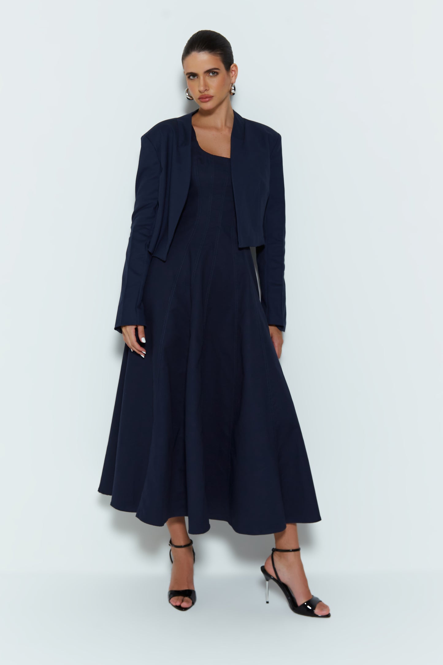 BLAZER CURTO ESTRUTURADO COM OMBREIRAS AZUL MARINHO