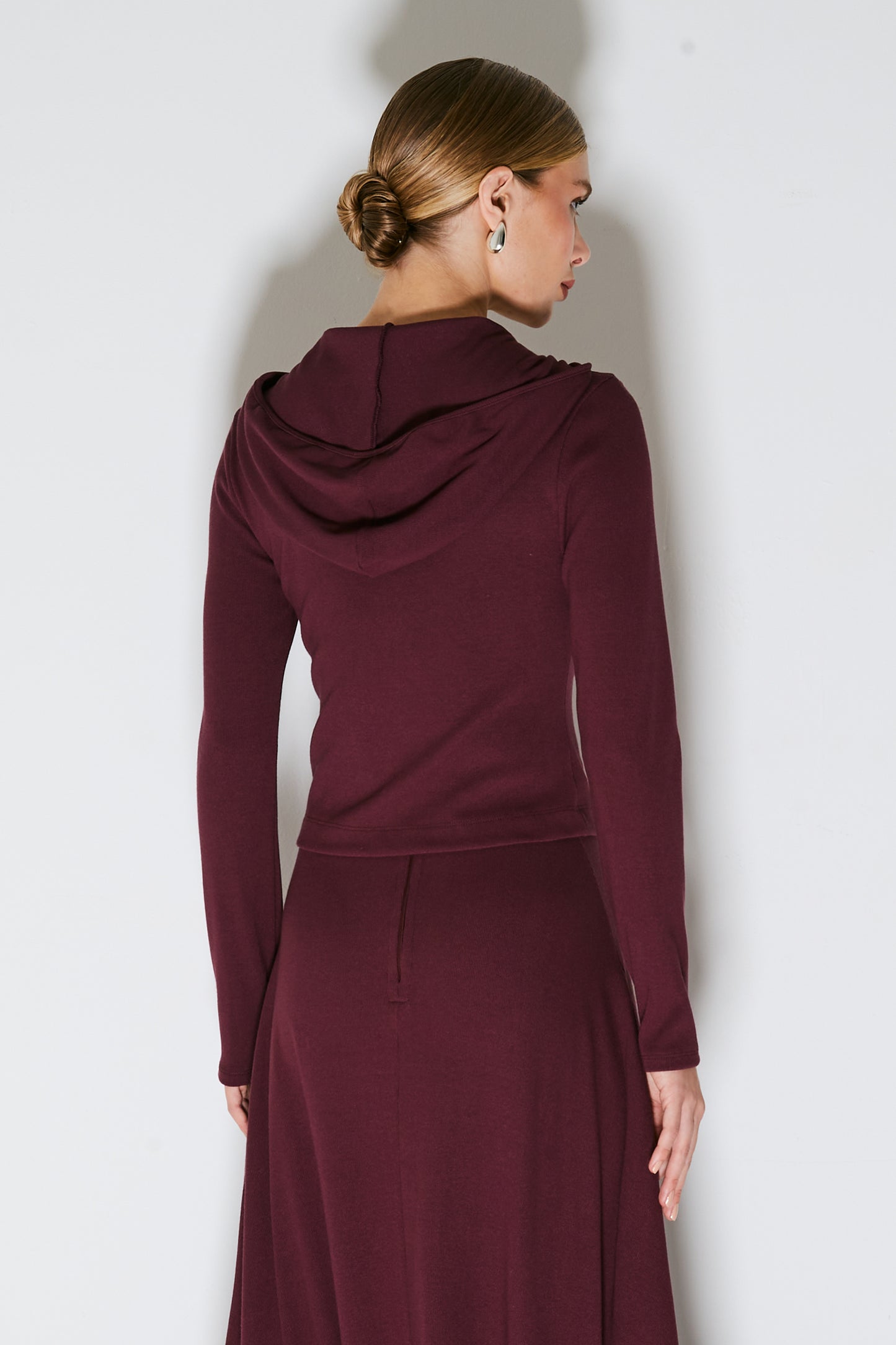 BLUSA MANGA LONGA COM ZIPER DE METAL FRONTAL E CAPUZ VINHO