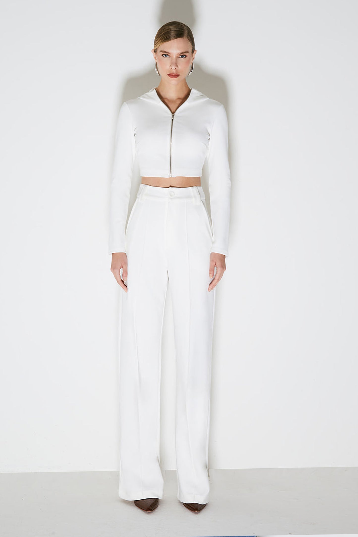 BLUSA MANGA LONGA COM ZIPER DE METAL FRONTAL E CAPUZ OFF WHITE